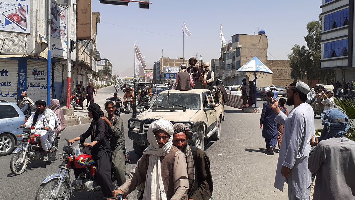 358742_Afganistan-mashiny-ljudi-avtomaty-dva.jpg